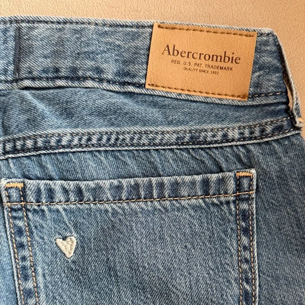NWT Abercrombie Kids Low Rise Baggy jeans. Medium Wash with Hearts. Size 9/10 - Picture 10 of 10